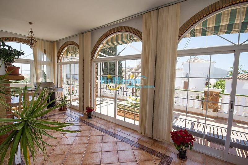 Foto d9492f66-e529-45c3-8500-24a5a5fe90d6. Chalet villa 3 dormitorios piscina garaje chimenea en Nerja