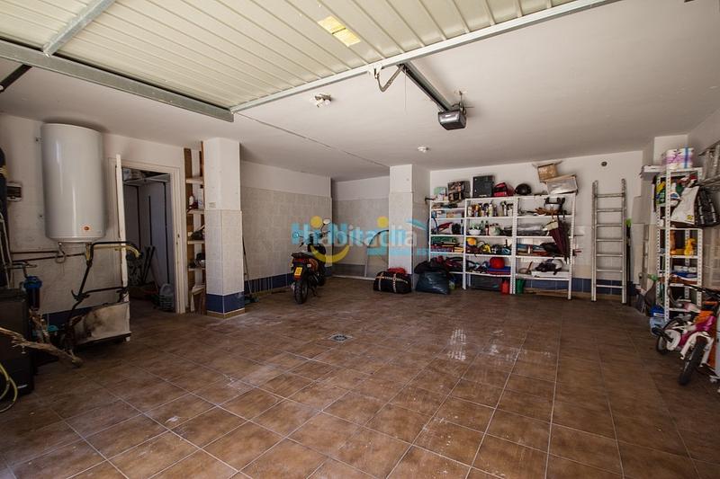 Foto f50bd874-05f9-44d1-a55a-02505414f3b0. Chalet villa 3 dormitorios piscina garaje chimenea en Nerja