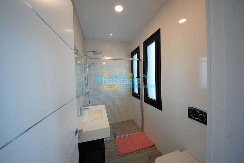 Foto 069bd1bd-f250-4f95-9e65-5655db1ba611. Chalet con piscina in Centro Nerja