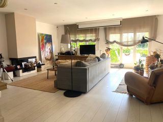 Casa adossada  Carrer orfeó català 29. Luminosa casa en venta