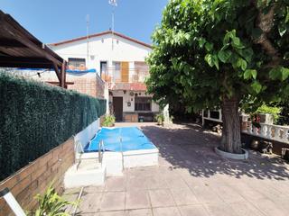 Semi detached house in Carrer del riu anoia 426. Casa pareada en venta