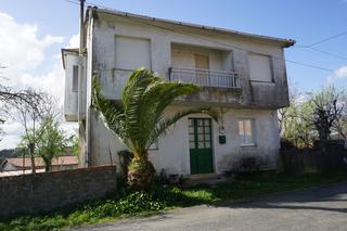 Casa a Melide. Casa de planta baja y alta individual con anejos desinados a gar