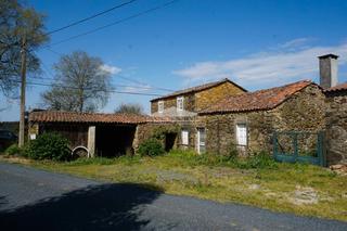 Mas à Lugar pedral 4. Casa para restaurar con finca cerrada