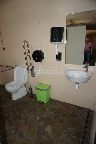 Foto 8c9f3a51-6bb8-498a-80a1-21292ef37eb0. Local comercial a calle casiñas 18 a Sobrado