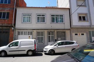 Casa adossada  Rúa amador rodríguez. Casa centrica con garaje