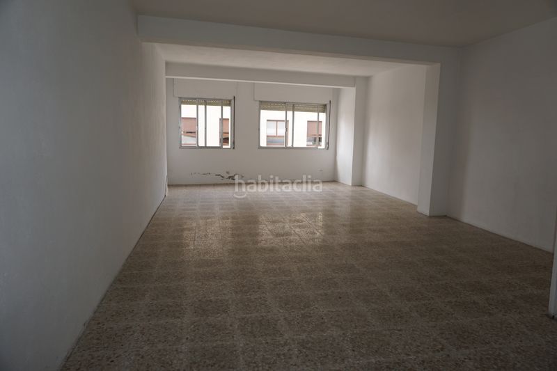 Foto bd3aa452-1eb2-40d4-8202-d4df6bc92f5c. Edifici a avenida de lugo 11 a Palas de Rei