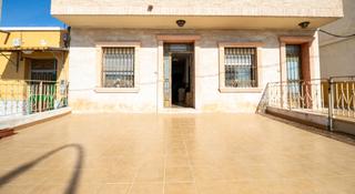 Casa  Avenida alicante. Encantadora casa en planta baja con patio y porche en zona tranq