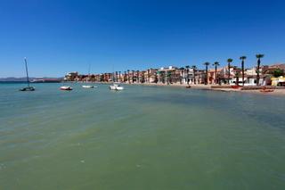 Planta baja en Cruz, de la 28. Piso 4 habitaciones 2 baños planta baja, 200 metros de la playa