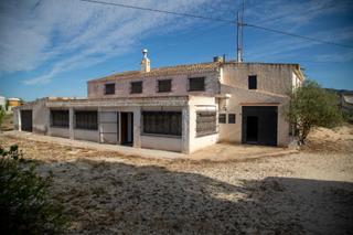 Maison à Pinoso. Casa cueva  casa con terreno y piscina  bodega todo en la misma