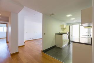 Appartement à Avenida don juan de borbon 81. Piso en juan de borbón con 2 parking y 2 trasteros