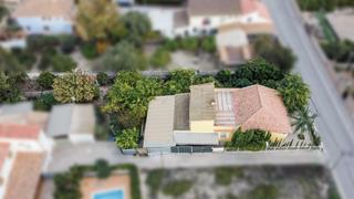 Chalet en Albatalia. Amplia casa  independiente con terreno en la albatalía