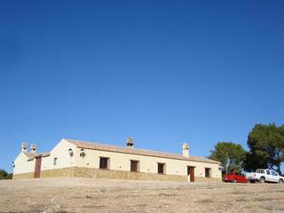 Country house in Camino carretera del embalse del talave 2. Finca con vivienda y explotación agrícola en activo