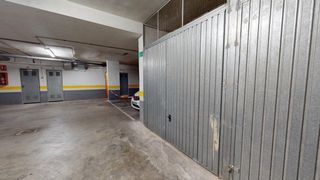 Aparcament cotxe  Calle joaquin turina. Garaje cerrado con trastero independiente en pleno centro de alb