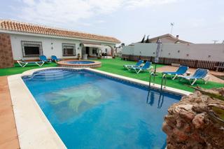 Chalet  Playa alemanes-manga. Chalet con 3 viviendas de 3 habitaciones cada una, y una de ella