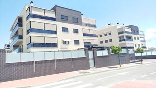 Planta baja en Reina fabiola de belgica 6. Lujo en cabezo de torres vivienda luminosa, con jardín privado