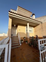 Maison à Calle castellón 9. Dúplex familiar con 20 placas solares