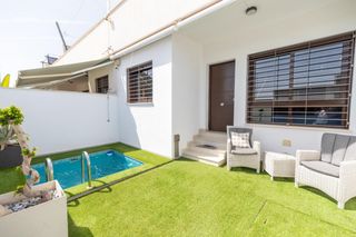 Casa a San Pedro del Pinatar. Duplex adosado con piscina y solarium con jacuzzi