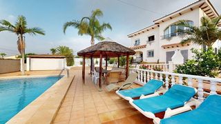 Chalet  Calle de los peces 5. Amplia villa de 4 dormitorios con piscina, solárium y posibilida