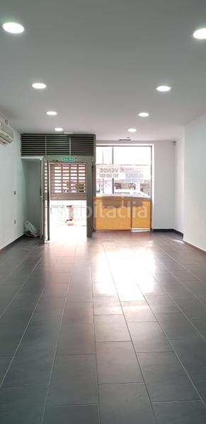 Foto 32d9c8f0-4a2a-4e1d-a3fd-51bf68138b7c. Local comercial alquila o vende local en hnos jimenez totalmente acondicionado, baño, almacén, escaparate, con acceso, luces led, en Albacete