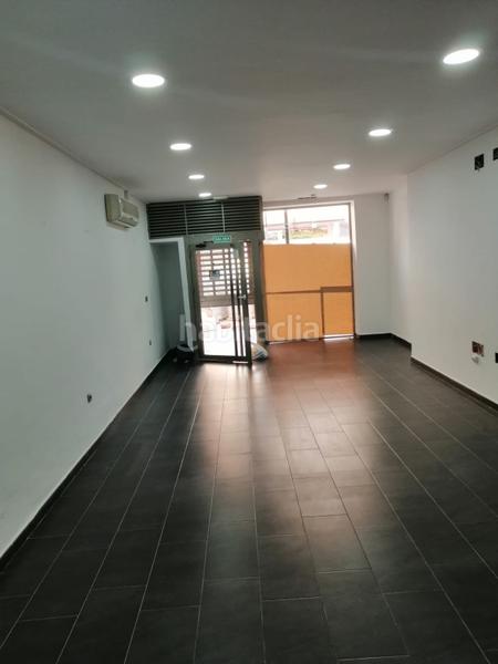 Foto 646d0870-7ce5-46f3-81bc-d9263e0fef14. Local comercial alquila o vende local en hnos jimenez totalmente acondicionado, baño, almacén, escaparate, con acceso, luces led, en Albacete