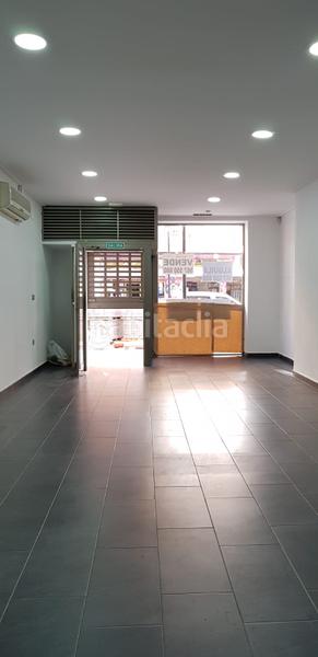 Foto 81ecb302-a24b-4980-b201-a922a2f6ff55. Local comercial alquila o vende local en hnos jimenez totalmente acondicionado, baño, almacén, escaparate, con acceso, luces led, en Albacete