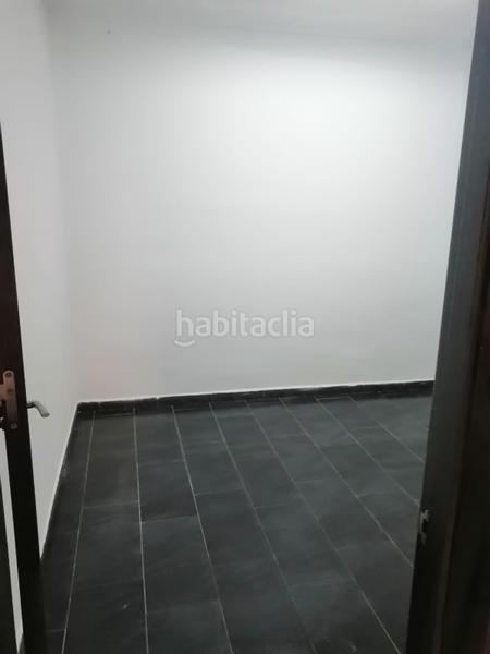 Foto d088604f-76d2-4594-a3b6-9232eb4d092b. Local comercial alquila o vende local en hnos jimenez totalmente acondicionado, baño, almacén, escaparate, con acceso, luces led, en Albacete
