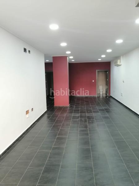 Foto de9e60eb-6b71-4de9-ae31-92c3fc0d4fb8. Local comercial alquila o vende local en hnos jimenez totalmente acondicionado, baño, almacén, escaparate, con acceso, luces led, en Albacete