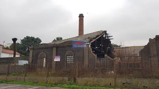 Nau industrial a Coiro. Nave en primera línea de la playa de rodeira