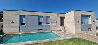 Casa en Cangas Pueblo. Chalet de piedra con piscina en el centro de cangas