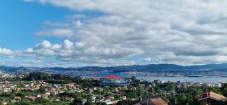 Duplex in Darbo. Duplex en cangas con vistas al mar en edificio reformado