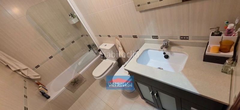 Foto a960196d-2e9d-47e0-ba40-54f4d7378395. Casa adossada amb calefacció aparcament a Darbo Cangas