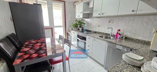 Flat in Coiro. Piso de tres dormitorios en el centro de cangas