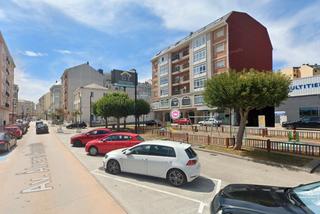 Etagenwohnung en Avenida lvaro cunqueiro 52. Amplia vivienda de 4 dormitorios en centro urbano y comercial