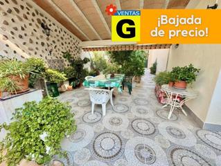 Casa a Calle volcan 1. Maravillosa casa unifamiliar de planta baja con terraza, patio,