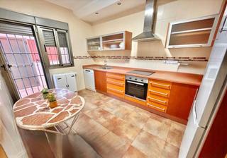 Chalet à Calle los palacios correntias 1. Gran chalet con parcela y piscina comunitaria seminuevo quieres