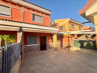 Chalet in Calle los palacios correntias 1. Gran chalet con parcela y piscina comunitaria seminuevo quieres