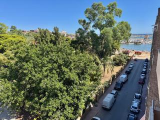Appartement à Calle desiderio rodriguez 14. Estupenda vivienda en primera linea de la playa los naufragos mu