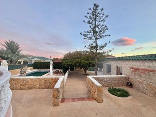 Chalet in Calle rincon de bonanza 38. Increible chalet a tan solo 5 min de orihuela, con piscina priva
