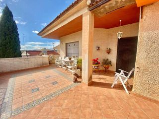 Chalet in Calle mar rojo 1. Magnífico chalet en la matanza de orihuela con 700m2 de parcela,