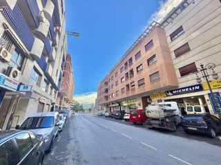 Miete Geschäftsraum in Calle duque de tamames 14. Estupendo local de alquiler y venta en el centro de orihuela, mu