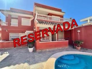 Xalet a Redován. Estupenda casa en redován de 260m2, seminueva con piscina comuni