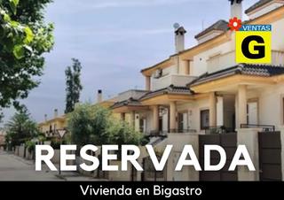 Casa  Calle tomas villanueva. Maravillosa duplex con jardín semireformada con garaje para 2 co