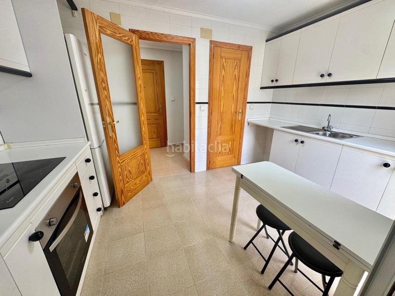 Foto d49acfdb-7fed-435a-88d4-2985b1b58660. Piso en carril iz desam 10 estupenda vivienda en los desamparados toda exterior, amueblada, con balcon para una mesa amplia... visitelo sin compromiso! en Orihuela