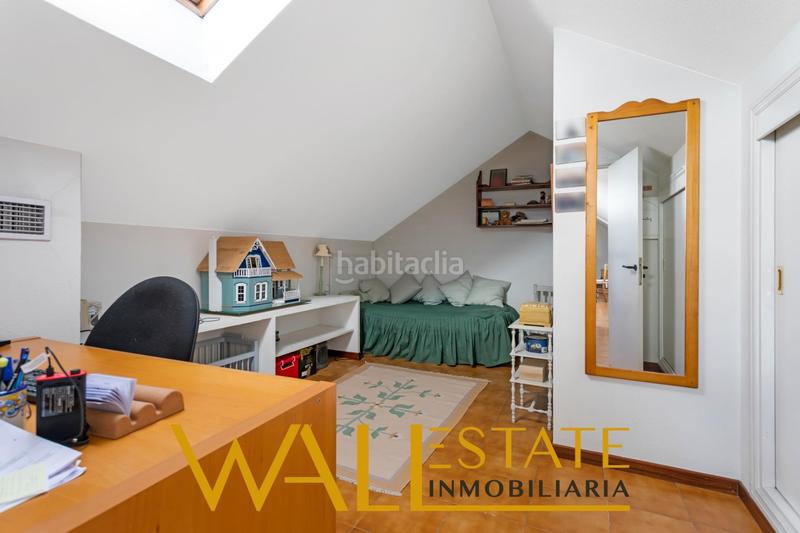 Foto f5e4fc8d-71c1-4f34-b53d-b2e4e2d74bb7. Casa adossada amb calefacció aparcament piscina a Madrid