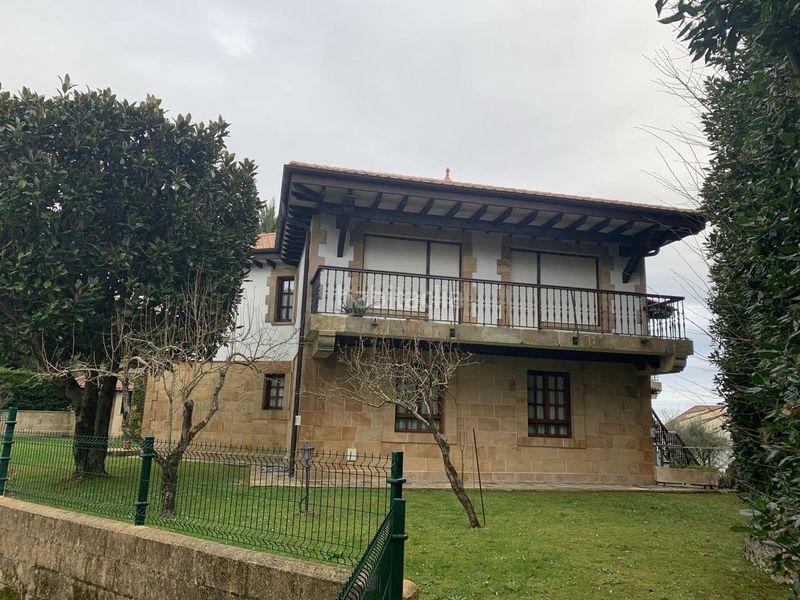 Foto 9d91690c-52b1-4b38-b43a-5663972f555b. Casa amb aparcament a Arnuero