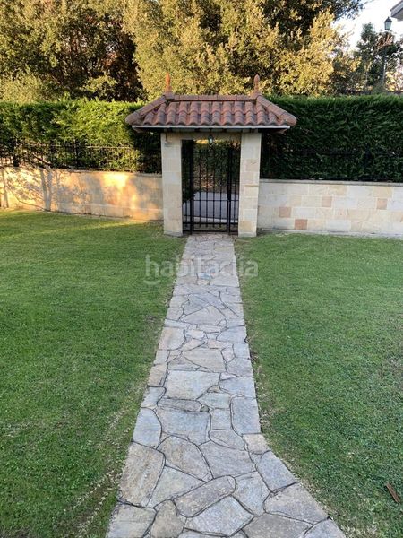 Foto f8924281-cf12-498c-9d38-cce919d97e2c. Casa amb aparcament a Arnuero