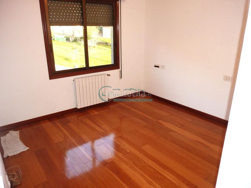 Foto 46dfa995-47ec-432f-844d-c294ccef0613. Casa amb calefacció aparcament a Bembrive Vigo