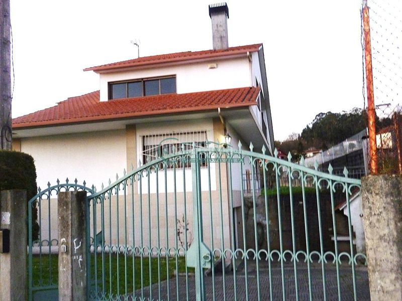 Foto 4d05eb19-a374-4e50-9f6a-bac79be10421. Casa amb calefacció aparcament a Bembrive Vigo