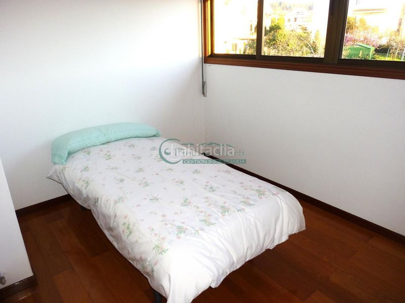 Foto 5807afed-9f24-407d-bc53-25306262fbd1. Casa amb calefacció aparcament a Bembrive Vigo