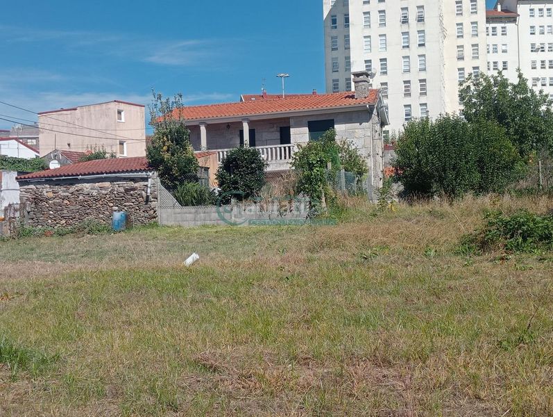 Foto ea6ec41a-3829-41a6-9c4f-24eb71fa422b. Terreny residencial a Lavadores Vigo